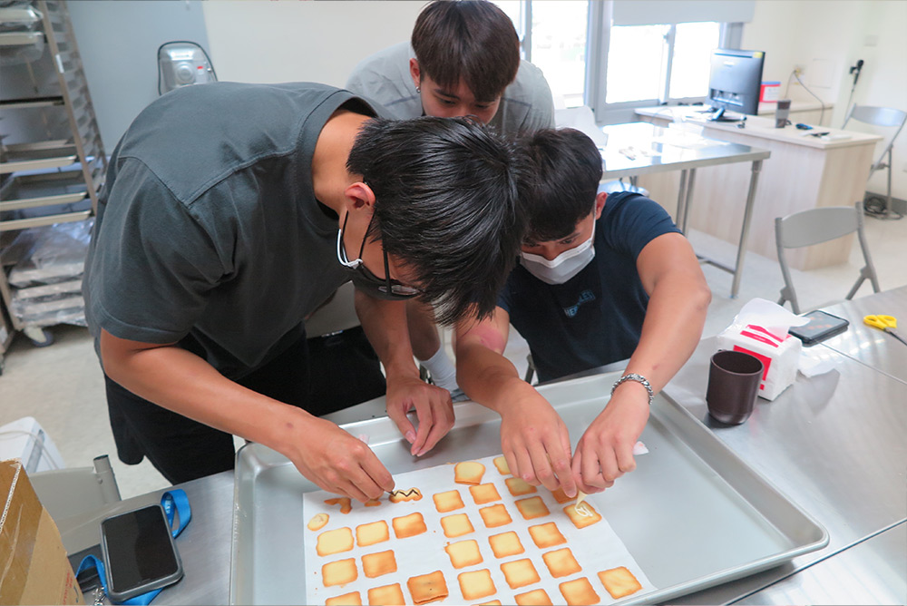 男子卡巴迪選手運用巧克力醬裝飾餅乾