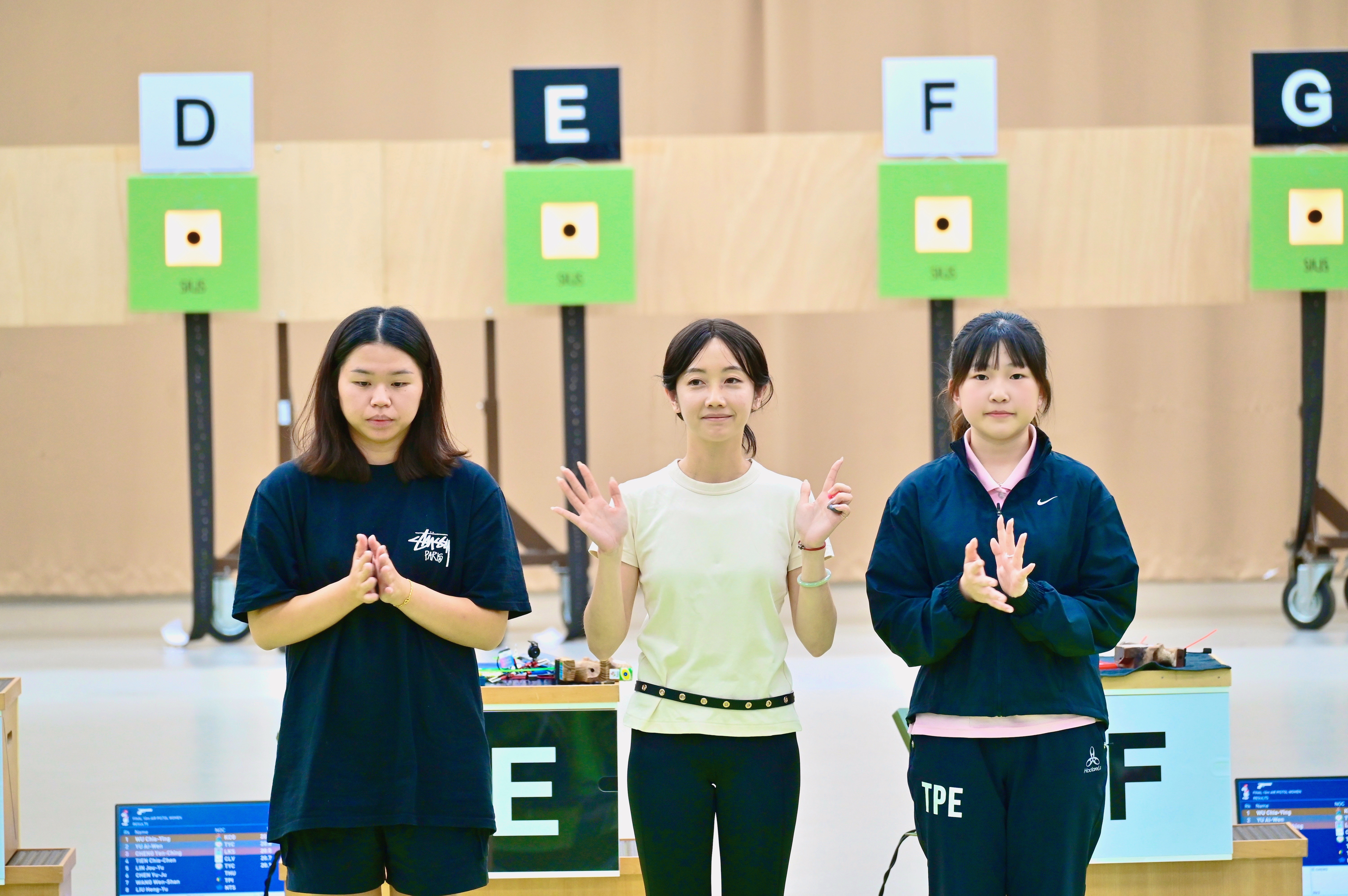 圖為吳佳穎(中間位)114年度6月梅花盃射擊錦標賽10公尺空氣手槍奪下金牌畫面