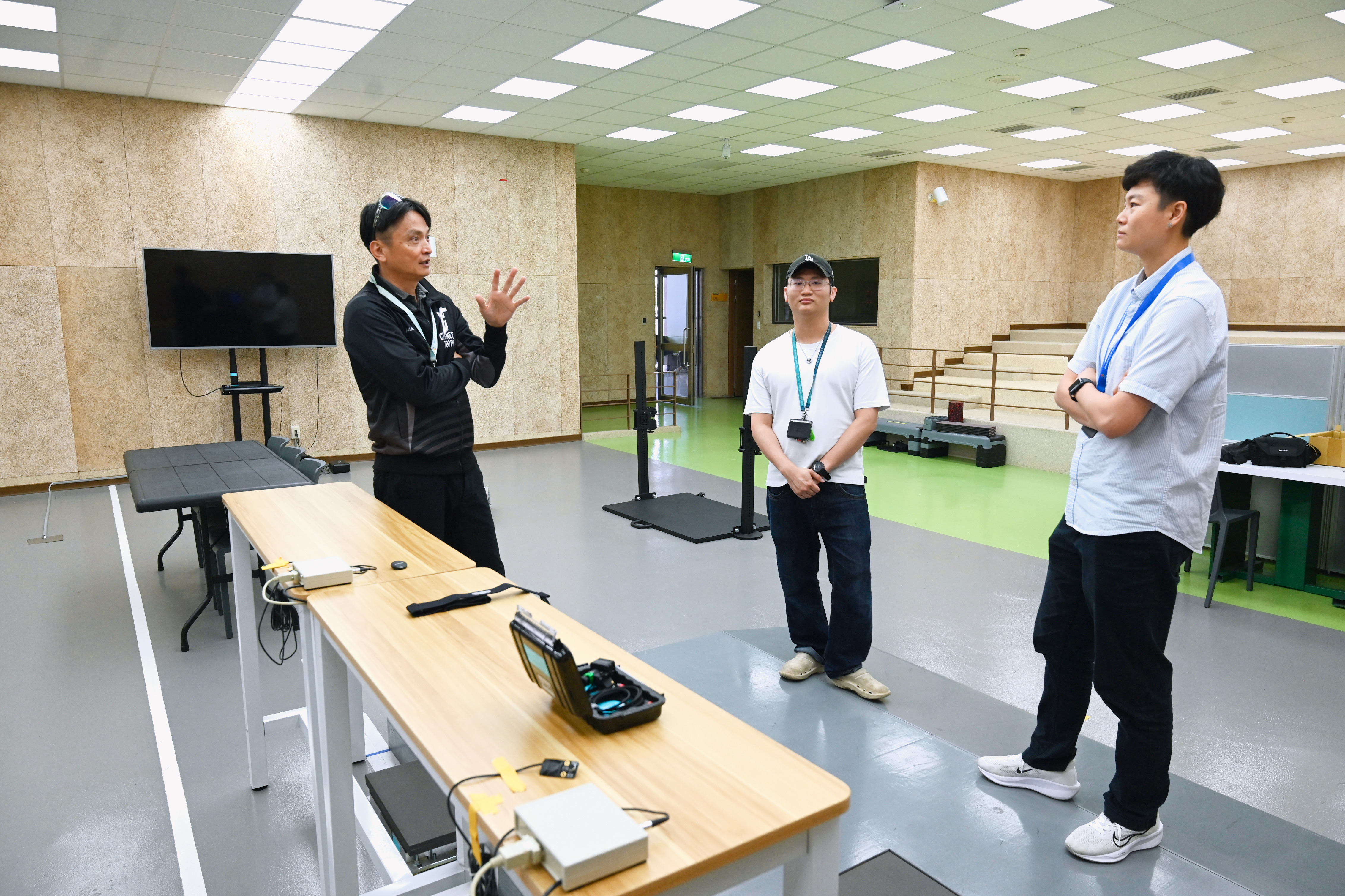 馮主任向莊副執行長解說靶場結合運動科學所提供之服務