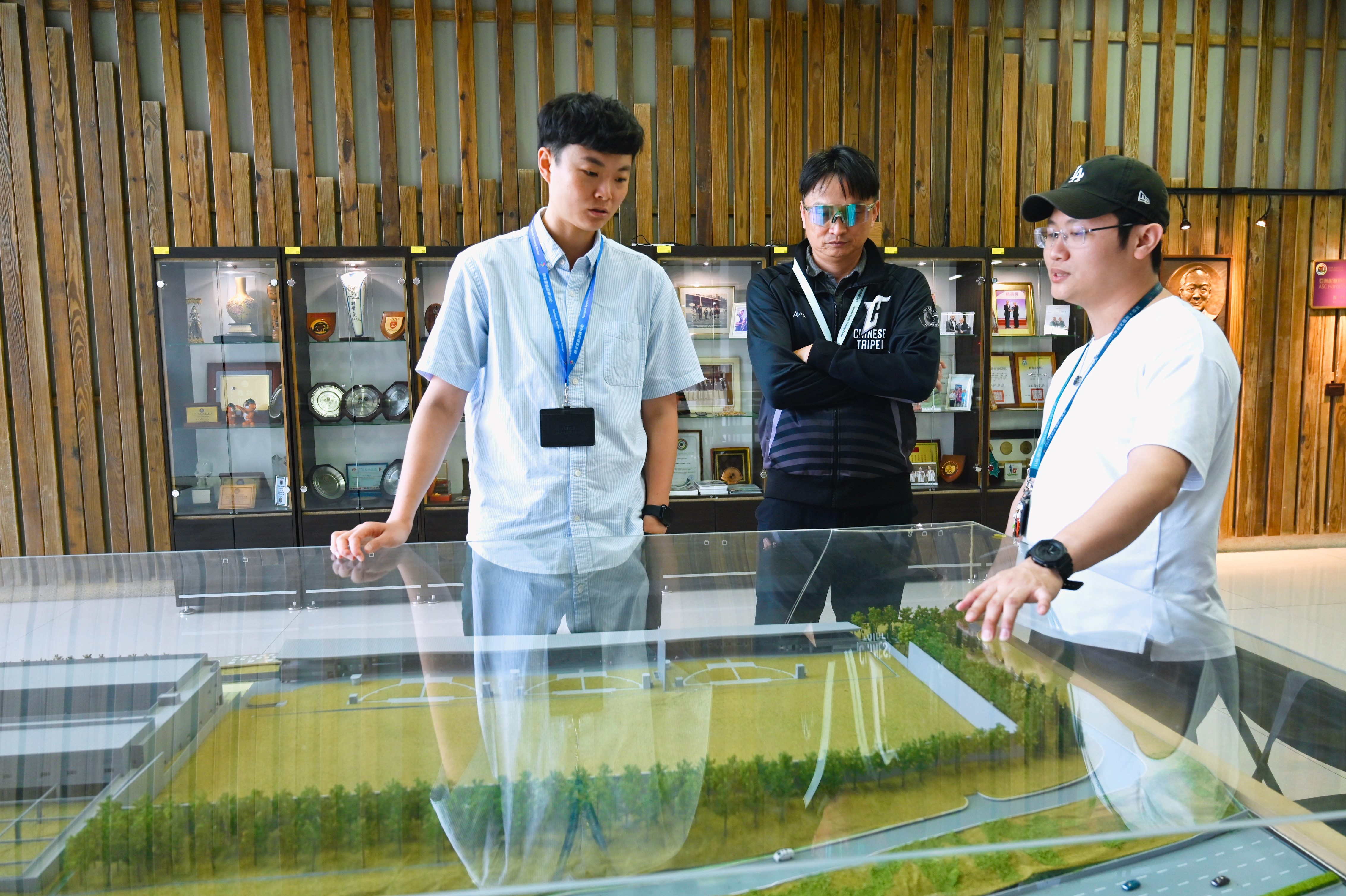 透過靶場立體模型向莊副執行長導覽解說