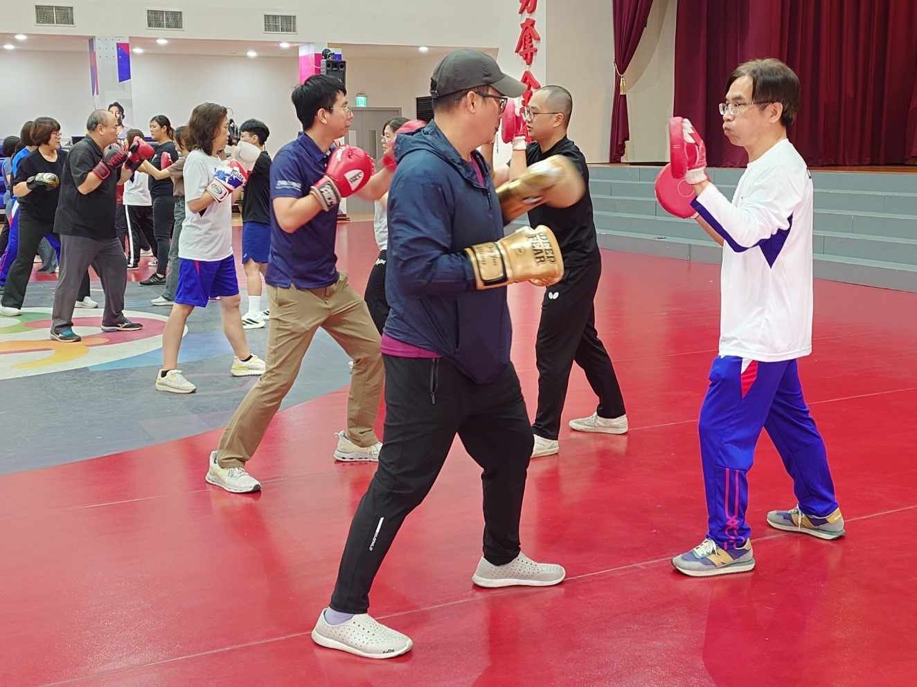 114年12月3日辦理「超燃拳擊」中心員工上課照片